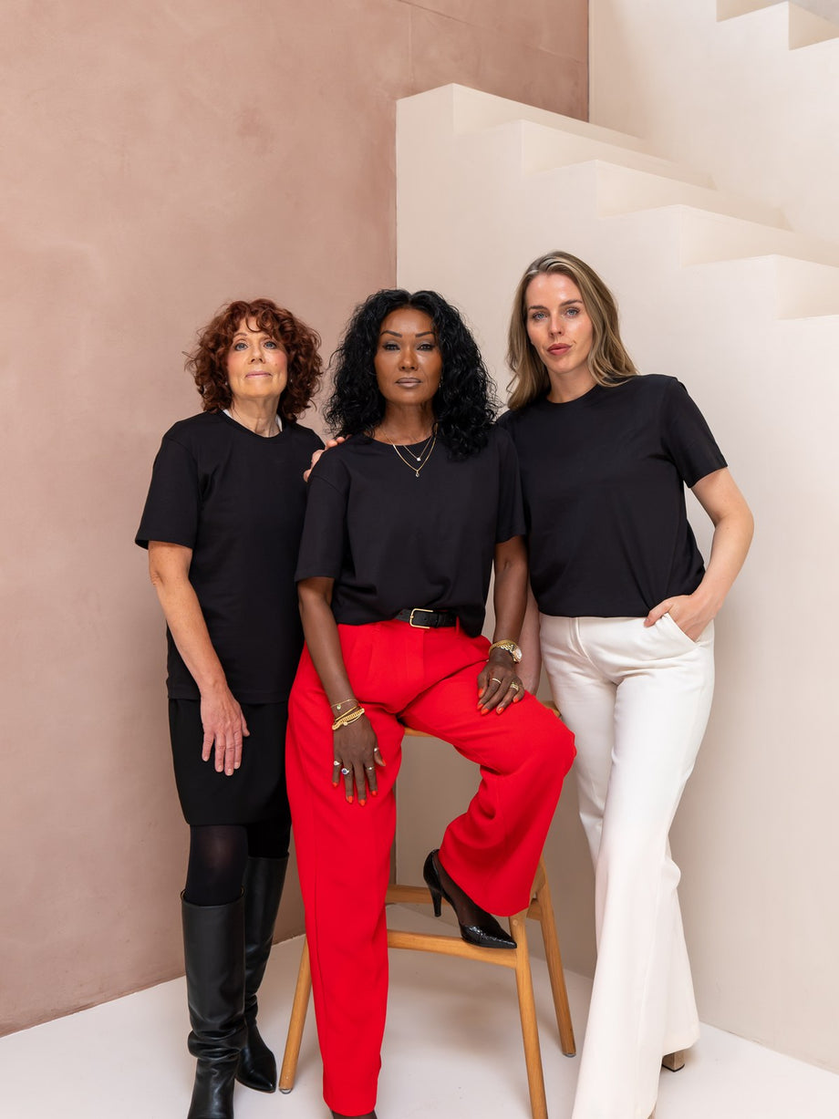 Fempire kledinglijn: zwarte tees met rode en witte pantalon